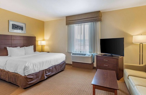 Sun Valley Hotel | Convenient MainStay Suites with Pool Near Denver Downtown