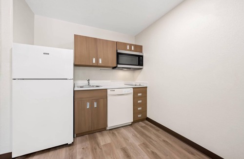 Northeast Raleigh Hotel | Convenient MainStay Suites Raleigh North with Kitchen & Breakfast