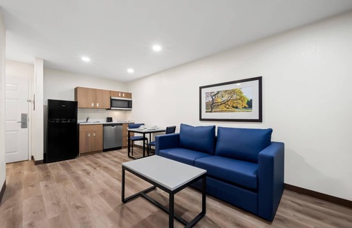 Northeast Raleigh Hotel | Convenient MainStay Suites Raleigh North with Kitchen & Breakfast