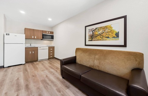 Northeast Raleigh Hotel | Convenient MainStay Suites Raleigh North with Kitchen & Breakfast