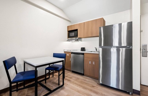 Northeast Raleigh Hotel | Convenient MainStay Suites Raleigh North with Kitchen & Breakfast