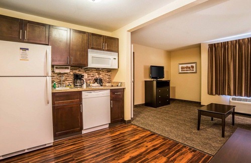 Rapid City Hotel | Inviting MainStay Suites in Rapid City with Pool & Spa