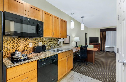 Stanley Hotel | Relax at MainStay Suites Stanley with Spa and Family Amenities
