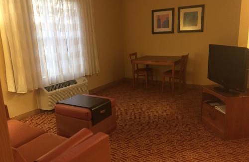 Potomac Falls Hotel | Convenient Hawthorn Suites Sterling Dulles North Awaits