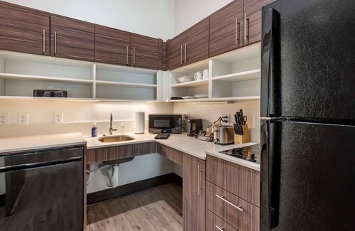 Colorado Springs Hotel | Comfortable MainStay Suites with Pool & Spa in Colorado Springs