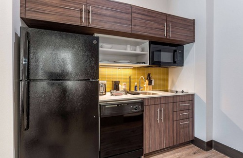 Colorado Springs Hotel | Comfortable MainStay Suites with Pool & Spa in Colorado Springs