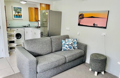 Mairangi Bay Apartment | Inviting Coastal Studio with Spa & Oceanfront Views