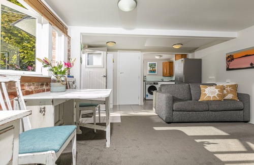 Mairangi Bay Apartment | Inviting Coastal Studio with Spa & Oceanfront Views