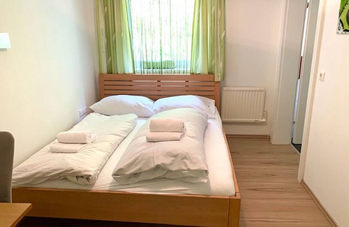 Schuttdorf Villa | Modern Maiskogel Studio Apartment with Breakfast Included