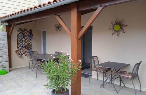 Loudun House | Elegant Maison à Étages avec Jardin & Pool, Rated 10/10