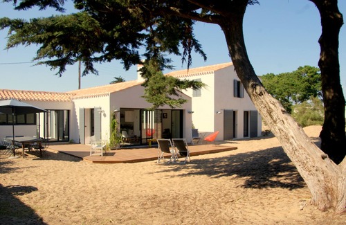 Noirmoutier-en-l'Ile Villa | Beachside Retreat Near Lutins Beach with Family Amenities
