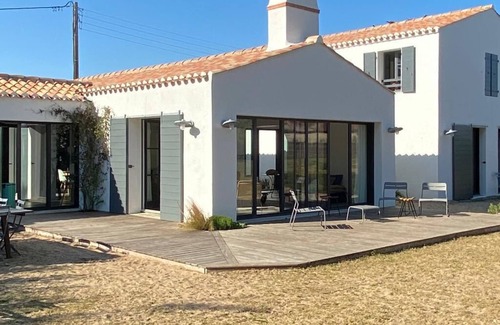 Noirmoutier-en-l'Ile Villa | Beachside Retreat Near Lutins Beach with Family Amenities