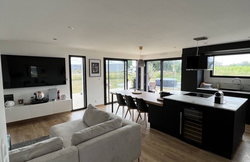 Lantic House | Beachside Retreat: 5 Minutes to the Waves & Family-Friendly
