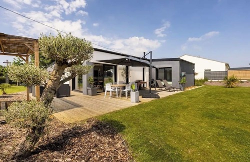Lantic House | Beachside Retreat: 5 Minutes to the Waves & Family-Friendly