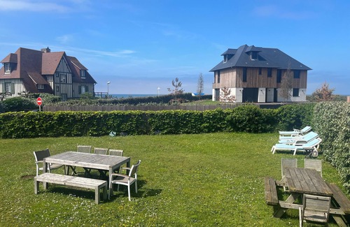 Benerville-sur-Mer House | Cozy Maison Steps from the Beach with Ocean Views