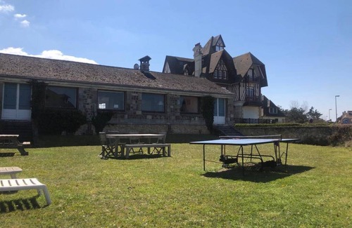 Benerville-sur-Mer House | Cozy Maison Steps from the Beach with Ocean Views