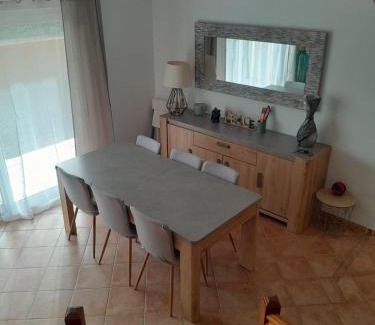 La Faviere Apartment | Seaside Retreat: Family-Friendly Hotel Near the Beach
