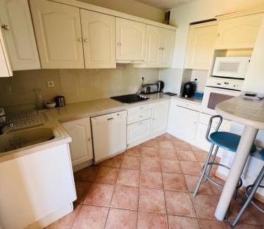 La Faviere Apartment | Seaside Retreat: Family-Friendly Hotel Near the Beach