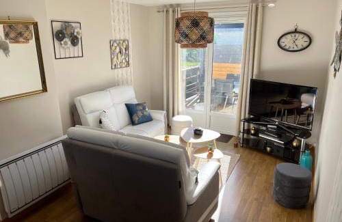 Courseulles-sur-Mer House | Beachside Retreat: Family-Friendly Stay Near the Shore