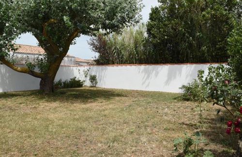 Ars-en-Re House | Charming Maison à Ars-en-Ré with Terrace & Free WiFi