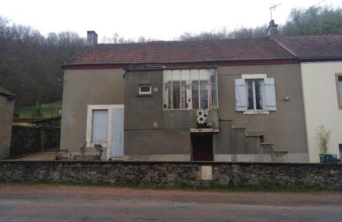 Le Creusot House | Timeless Vintage Home with Spacious Grounds & Pet Friendly