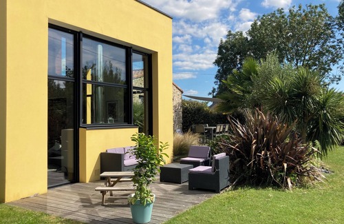 Coueron House | Relaxing Maison à la Campagne: Close to Nantes & the Sea
