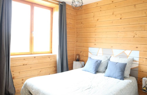 La Chapelle-Encherie House | Eco-Friendly Retreat: Maison Écologique en Paille Awaits