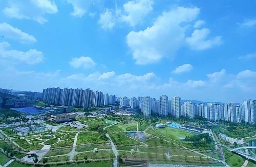 Hanam Apartment | Lake Parkview: 10/10 Rated with Family-Friendly Features
