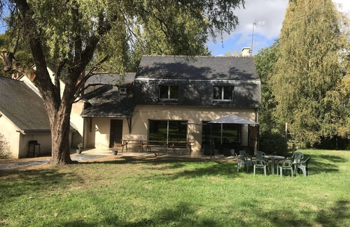 Mansigne House | Spacious 15-Person Retreat with Tennis & Pet-Friendly Perks