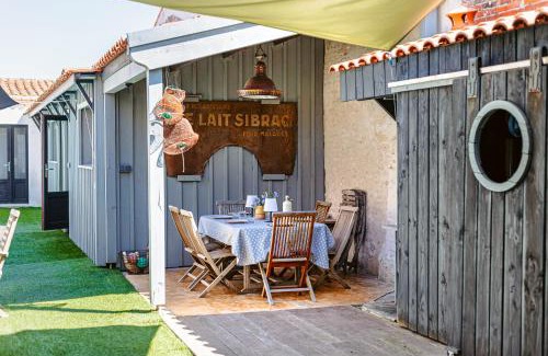 Le Chateau-d'Oleron House | Elegant Maison with Pool and Ocean Views for Your Stay