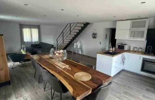La Bauche House | Maison 8: Family-Friendly Retreat with Spa and Hot Tub