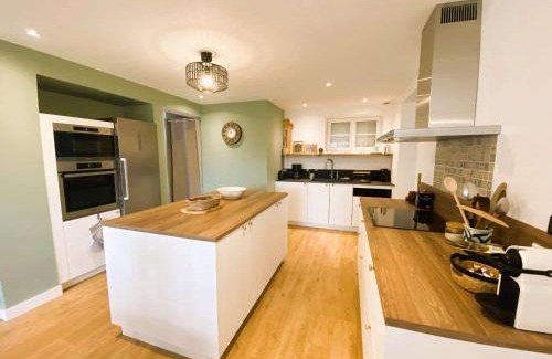 Combrit House | Spacious Maison for 9 in Sainte-Marine near Beach & Port