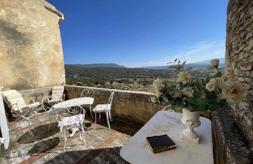 Saint-Saturnin-les-Apt Apartment | Unique Maison Atypique in Saint Saturnin Lès Apt Village