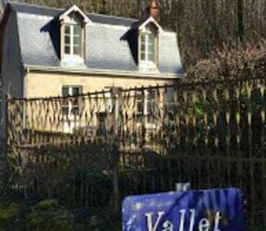 Athee-sur-Cher House | Cozy 3-Bedroom Haven with Terrace & Free WiFi in Blere
