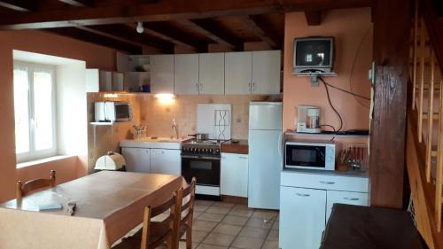 Landos House | Cozy 2-Bedroom Retreat with WiFi in Landos