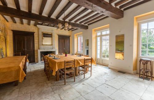 Mouterre-Silly House | Inviting Maison de 5 Chambres with Private Garden and WiFi