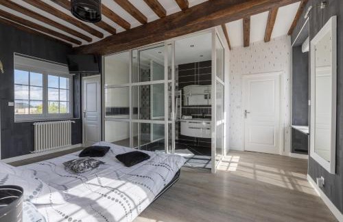 Mouterre-Silly House | Inviting Maison de 5 Chambres with Private Garden and WiFi