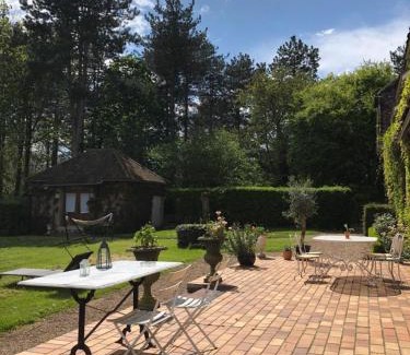 Montcresson Bed & Breakfast | Scenic Maison Angulus Ridet: Oceanfront Family Retreat