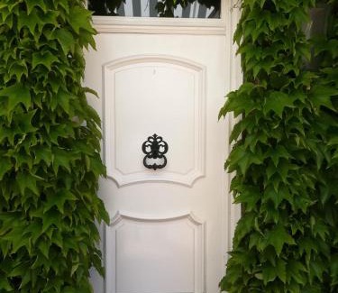 Montcresson Bed & Breakfast | Scenic Maison Angulus Ridet: Oceanfront Family Retreat