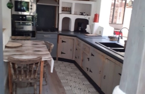 Neoules House | Unique Mexican-Style Maison: Family & Pet Friendly Stay