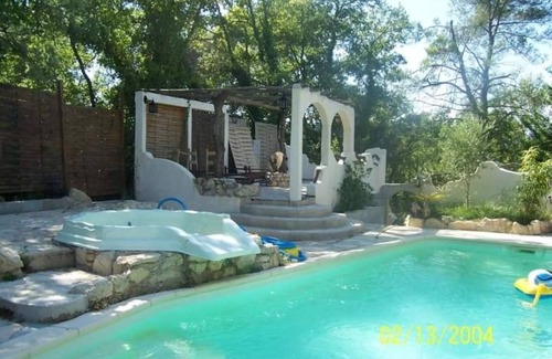 Neoules House | Unique Mexican-Style Maison: Family & Pet Friendly Stay