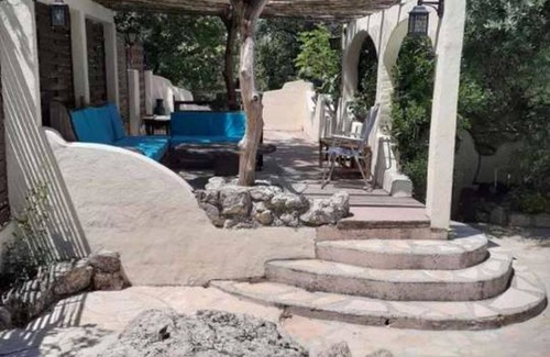 Neoules House | Unique Mexican-Style Maison: Family & Pet Friendly Stay