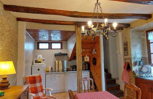 Audressein House | Tranquil Maison au Bord de l'Eau: Family-Friendly Oasis