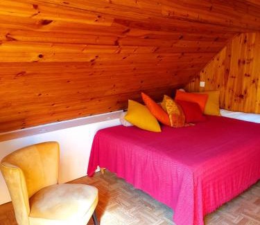 Audressein House | Tranquil Maison au Bord de l'Eau: Family-Friendly Oasis