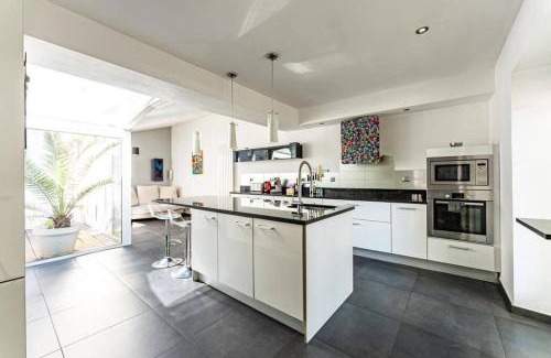 Alpes-Romans House | Elegant Maison in Valence with Private Parking & Pool