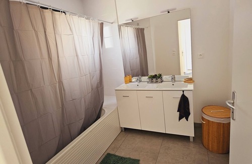 La Lande-de-Fronsac House | Comfortable Maison au Cœur des Vignes with Family Amenities