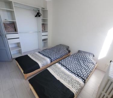 Chateaudun Apartment | Charming Maison au pied du château: Family-Friendly Retreat