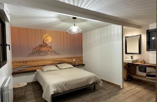 La Chaise-Baudouin House | Relaxing Retreat at Maison avec Jacuzzi for Your Escape