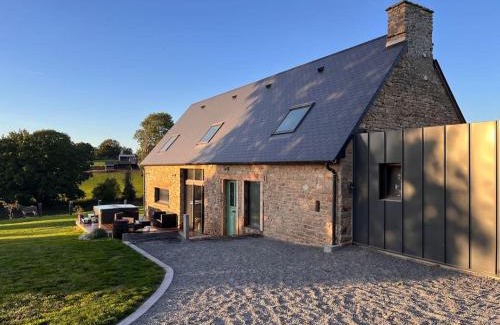 La Chaise-Baudouin House | Relaxing Retreat at Maison avec Jacuzzi for Your Escape