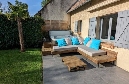 Noisy-le-Roi House | Relaxing Retreat with Hot Tub Near Paris & Versailles